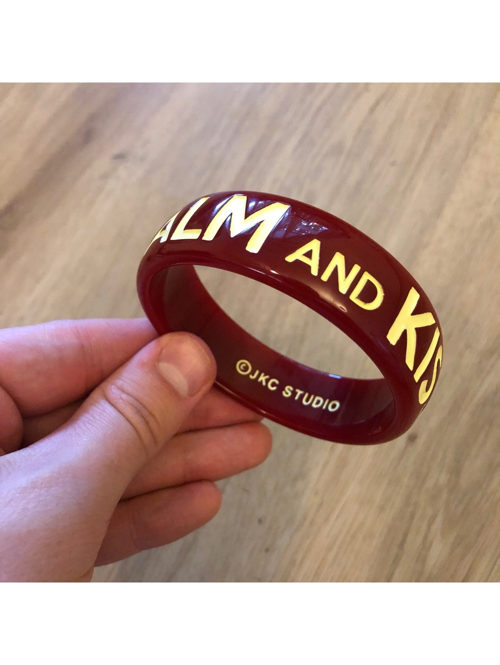 JESSICA KAGAN CUSHMAN JKC STUDIO RESIN BANGLE BRACELET KEEP CALM AND KISS ME RED - Picture 5 of 5